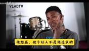 尼克-杨：科比不是友好的人，有次替补席坐满了，他让新秀起来自己坐上去