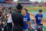 经典小帽+墨镜造型！杜兰特现场观战MLB全明星赛